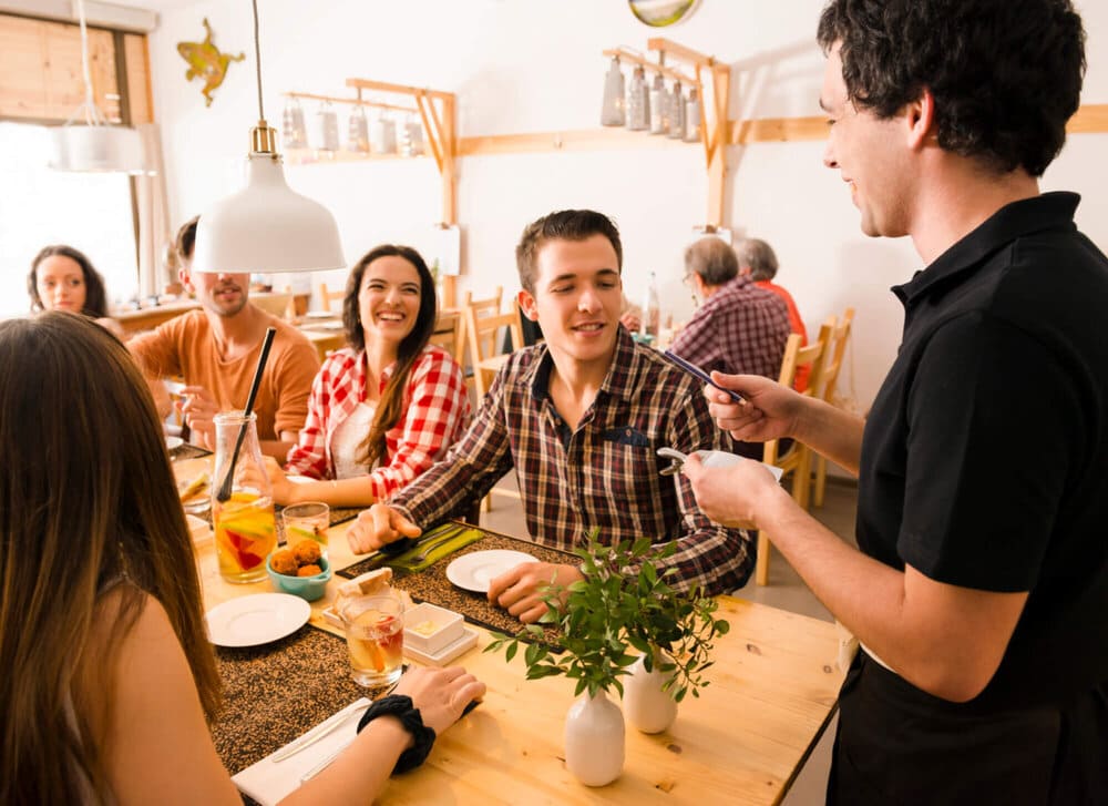 4 dicas infalíveis que vão te ajudar a gastar menos nos restaurantes